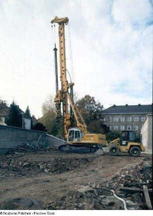 Baustelle Sächsische Landesbibliothek - Staats- und Universitätsbibliothek Dresden, Zentralbibliothek. Erdbau, Rammgerät und Radlader an der Südwestecke der Baufläche : Dresden-Räcknitz, Zellescher Weg 18. Baustelle Sächsische Landesbibliothek - Staats- und Universitätsbibliothek Dresden, Zentralbibliothek. Erdbau, Rammgerät und Radlader an der Südwestecke der Baufläche