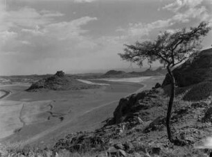 Talkessel von Uogherti : Talkessel von Uogherti, von den Tafelbergen der roten Tuffformation umringt. Blick in das Tal auf eine Straße im Vordergrund