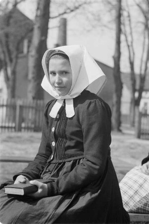 Mädchen in Schleifer Tracht aus Schleife. : Holca w Slepjanskej drasće z Slepeho.