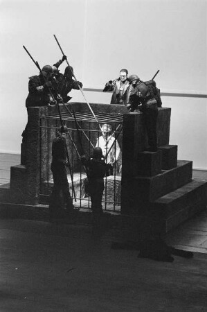 Szene aus "Sabellicus" von Rainer Kunad : Szenenbilder aus "Sabellicus", Oper von Rainer Kunad mit eigenem Libretto nach einem Fauststoff. Deutsche Staatsoper Berlin, Generalprobe (?) 20.10.1974 (Uraufführung 21.12.1974)