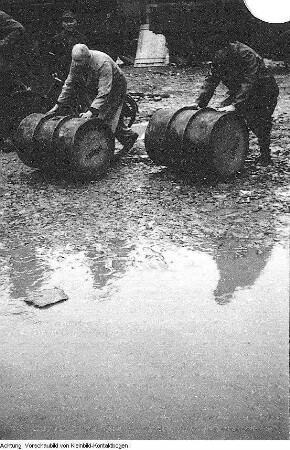 Pirna, Hochwasser nach einem Unwetter am 24. Juli 1957, Aufräumarbeiten, Ankunft von Hilfslieferungen, Juli 1957 & Dresden, verschiedenes: Wohnungsübergabe, Agentenprozess, Tanz im Lindengarten, Ziervögel-Ausstellung, Bauarbeiter während der Mittagspause, Gespräch mit Schriftsteller Hans Lucke, Banknoten-Umtausch im Oktober 1957, Rundfunkempfänger zur Reparatur beim Technischen Dienst, Juli-November 1957
