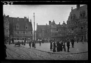 Gent (Belgien): gepflasterter Platz [historischer Fischmarkt (?)] mit Passanten, im Hintergrund eine Straßenbahn ("Fischmarkt")