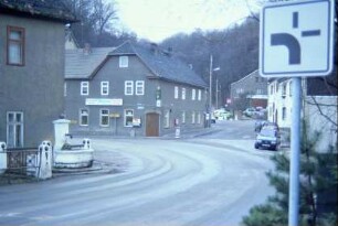 Naschhausen, früher Ortsteil von Dorndorf, links Schieferhof, Straßenkreuzung vor Bahnübergang