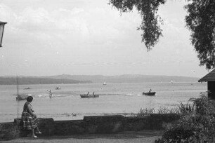 Unterschondorf: Boote auf dem See [Wasserskifahrer], von der Strandpromenade aus