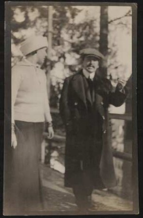 Hofmannsthal und Grete Wiesenthal mit Mantel und Mütze im Winter vor einem Geländer stehend