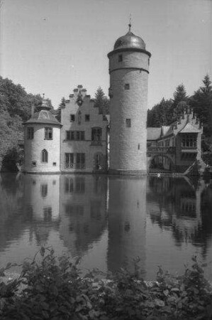Mespelbrunn: Schloss mit Teich