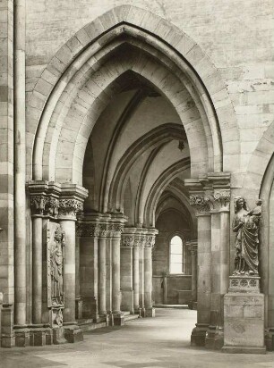 Magdeburg, Dom St. Mauritius und St. Katharina, Innenaufnahme, Chorumgang : Blick in den südlichen Chorumgang, vorn rechts Madonnenfigur