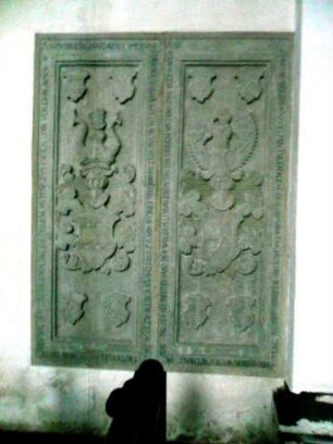 Langhaus Innen-Grabsteine im Norden 2-1 (Truchsessen von Wetzhausen) - 1621 mit Umschrift und Wappen in Hochreliefdarstellung