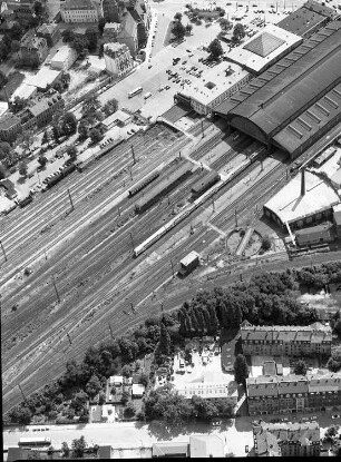Dresden-Neustadt. Bahnhof Dresden-Neustadt (1898/1901). Bahnsteighalle und Gleisanlage Richtung Leipzig. Luftbild-Schrägaufnahme mit Schlesischem Platz nach Nordosten