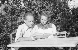 Porträt von Walter Dehmel mit Familie im Garten : Walter Dehmel mit Frau