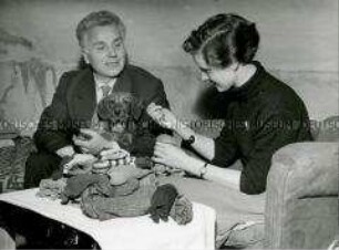 Frau beim Stopfen der Socken