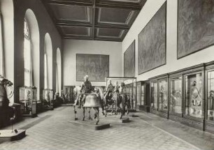 Raumaufnahmen Stallgebäude und Zwinger : Dresden, Johanneum, Obergeschoss. Historisches Museum, Prunkwaffensaal, Saal 6 mit Wandgemälden. Aufnahme vor der Bergung