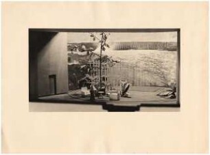 Zeughaus, Berlin Wiederaufbau: Modell des Theaterinnenraumes mit drehbarem Rundvorhang voll geöffnet, Horizont mit Stauseepanorama, von rechts