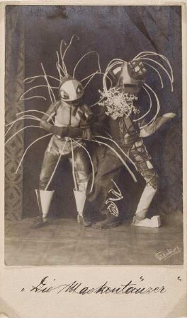 Tanzmasken "Toboggan Frau" und "Toboggan Mann" von Lavinia Schulz