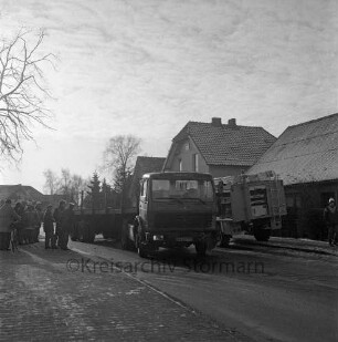 Verkehrsunfall: Lohe: Zusammenstoß Pkw, Kleinbus, Sattelschlepper: Sattelschlepper, Einsatzwagen der Freiwilligen Feuerwehr: Feuerwehrmänner, Polizisten, Zuschauer im Gespräch: Gegenlichtaufnahme