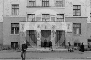 Eingang der ehemaligen Handelsschule in Riga