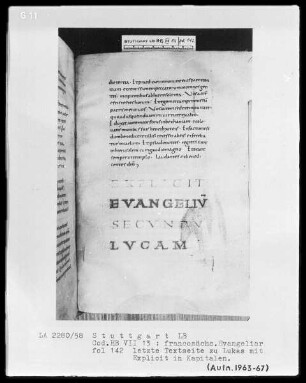 Francosächsisches Evangeliar — Explicit mit Kapitalen, Folio 142recto