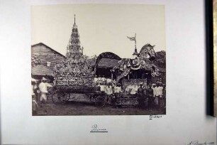 Festwagen mit Schirm (Hti) einer Pagode.