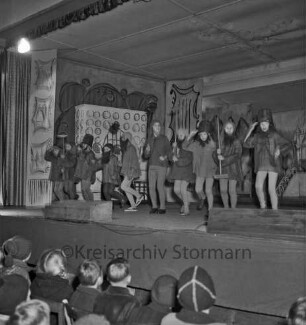 Weihnachtsmärchen: Hotel Oldesloer Hof: Saal: "Aschenputtel": Aufführung von Städtischem Musikkreis: Bühne: Szenenbild: Zwerge, 21. Dezember 1956