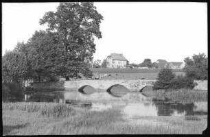 Grillenburg. Schlossteich und Brücke
