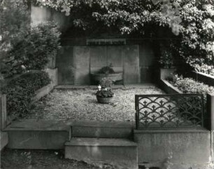 Schwarzenberg. Friedhof. Grabanlage der Familie Bruno Schöne. Stein, Schmiedeeisen (wohl um 1925)