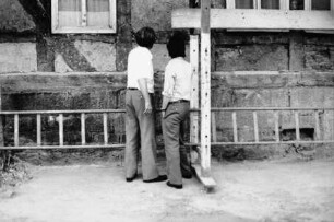 Heinrich Klotz und Martin Warnke bei der Betrachtung des Fachwerks am Wohnhaus Mainzer Gasse in Marburg