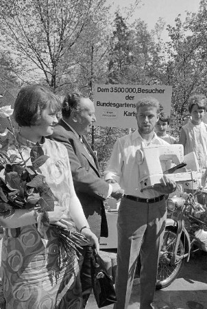 Ehrung für den 3,5 Millionsten Besucher der Bundesgartenschau.