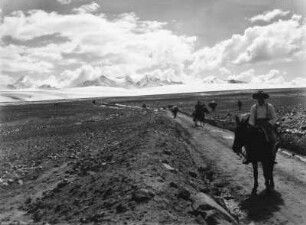 Reiter auf einer Ebene : Einige Reiter auf einer Ebene bei La Paz. Im Hintergrund in der Bildmitte der gewaltige Berg Chacaltaya.