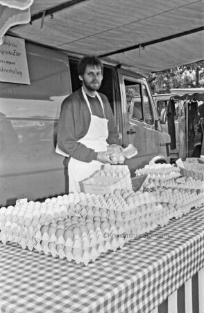 Rathausplatz: Wochenmarkt: Martin Holst aus Pölitz verkauft Eier