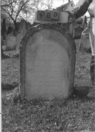 Grabstein 189 (Index: 99786041) Zustand: eingesunken, unterste Zeile abgeblättert Maße HxBxT: 99x62x22 cm: Grabstein 189