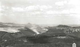 Sächsische Schweiz. Reinhardtsdorfer Ebenheit, Elbtal abwärts und Schrammsteine. Blick vom Kipphorn über den Schmilkaer Grund nach Nordwest gegen den Lilienstein