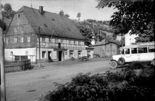 Gasthaus 6 Linden : Haltepunkt der Kraftomnibuslinie Annaberg - Mildenau - Arnsfeld - Steinbach - Satzung - Reitzenhain; re. Omnibus und re. vom Gebäude die Busgarage; im Einsatz Busse von Vomag und Büssing