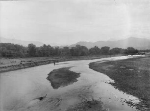 Flusslandschaft und Eisenbahnstation. : Flusslandschaft in der Nähe der Eisenbahnstation Santa Rosa