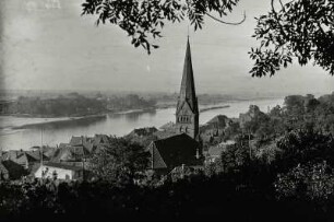Lauenburg, Ortsansicht : Lauenburg. Ortsansicht mit Pfarrkirche. Blick über die Elbe nach Südwesten