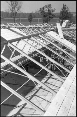 Linnich: Neubau der Seidenfabrik, auflegen der Platten, von oben