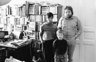 Familie R. (Lehrerin, Schriftsteller) in ihrer Wohnung