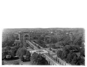 Agra, Indien: Blick über die Anlage des Taj Mahal zum Eingangstor und auf die umgegebende Stadt