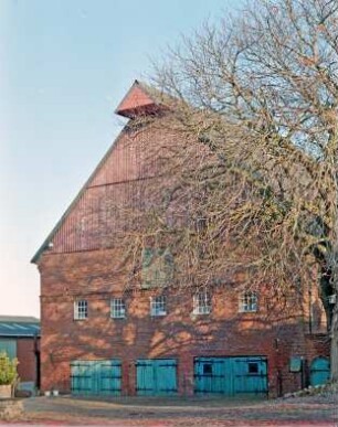 Fritz-Berodt-Straße 7-9: Hofanlage: westliches Wirtschaftsgebäude: Giebelseite: unten Stalltore, oben Luke, Giebel mit Verbretterung, an Spitze Seilwinde: davor Vorplatz mit Kopfsteinpflaster