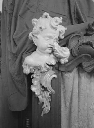 Weinender Putto