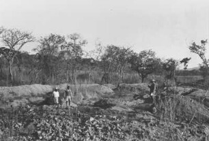 Verlassene Goldwäsche am Lupa : Expeditionsteilnehmer an einer verlassenen Goldwäsche-Stelle am Lupa