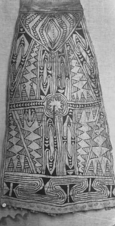 Ornamentierter Rindenstoff - Frauenkleidung