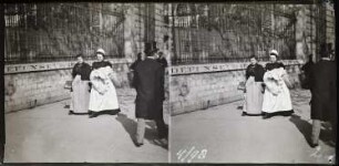 Paris. Zwei Ammen auf dem Boulevard Haussmann