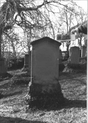 Grabstein 394 (Index: 99786162) Zustand: Vorderseite: Inschrift vollständig abgeblättert Maße HxBxT: 130x56x21 cm: Grabstein 394