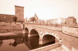 Hannover: Leinebrücke und Hochhaus, von Am Hohen Ufer