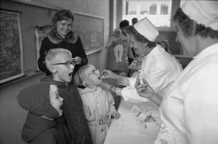 Polio-Schluckimpfung gegen Kinderlähmung beim Staatlichen Gesundheitsamt
