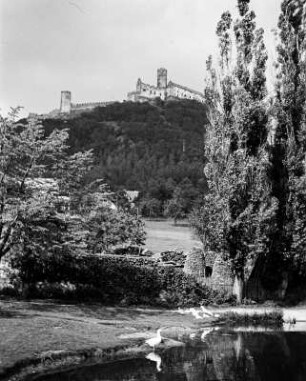 Burg Bösig : Bösig (Bezdez/Tschechien). Burg Bösig (Burg Bezdez). Blick vom Ort zur Burg