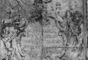 Altar in der Ruine der Frauenkirche: Detail aus dem Steinrelief über dem Altartisch (Lateinische Inschrift: Christo deprecatori, fidem spondet, amorem declarat, spem consacrat, omnia illi debens)