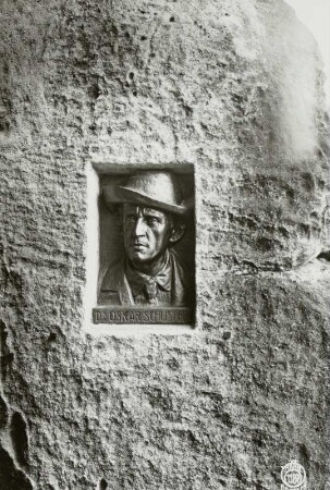 Bildnisplakette Dr. Oscar Schuster : Pfeifer, Felix: Bildnisplakette Dr. Oscar Schuster (Bronze, 1919). Sächsische Schweiz, Schrammsteine. Falkenstein, im Schusterweg