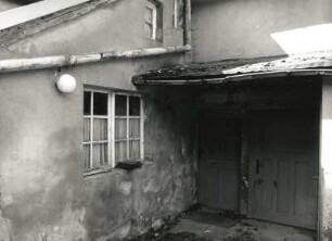 Obergurig-Kleindöbschütz, Wilthener Straße 11. Ehemaliger Gasthof "Kuchenhäusel" (1817). Anbau. Hofeingänge