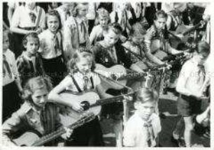 Musizierende Junge Pioniere